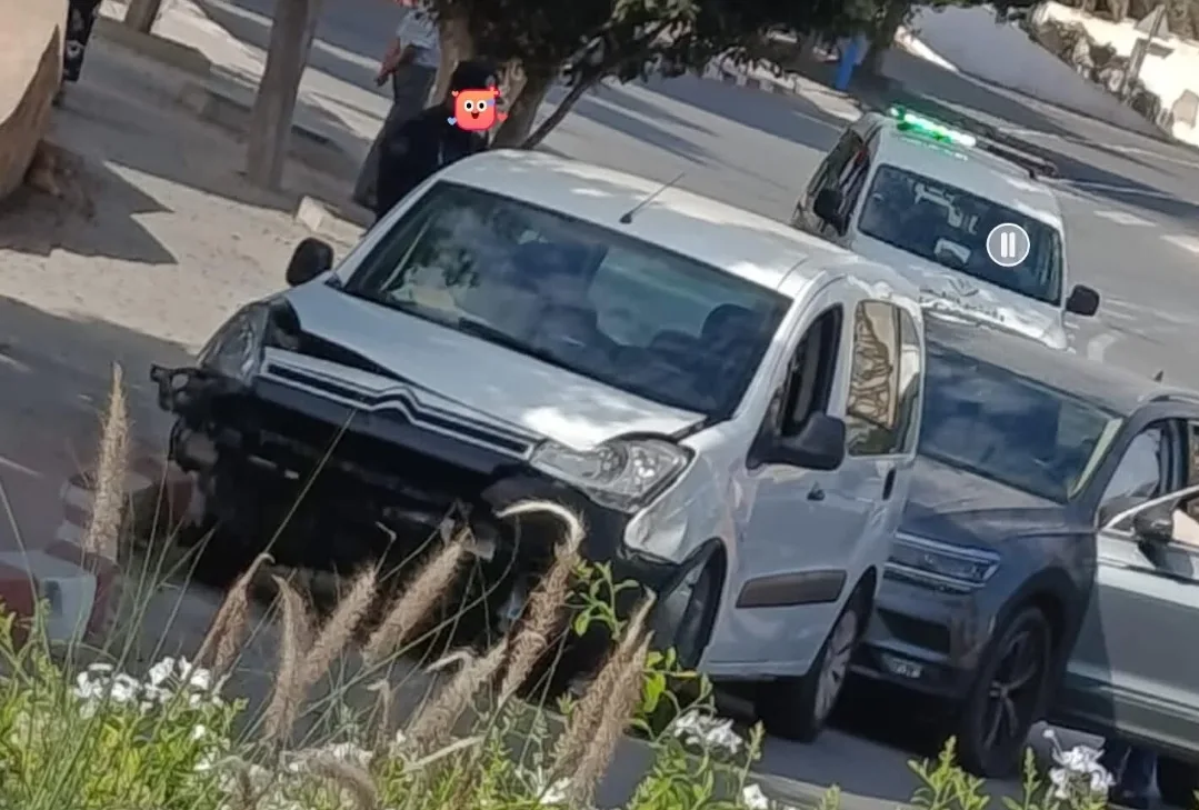 فضيحة استغلال سيارات الدولة بالحسيمة تنفجر بعد حادثة سير مثيرة لمستشارة جماعية