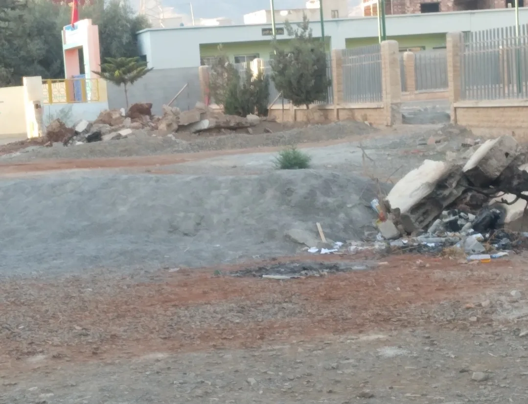 الدريوش  …. توقف أشغال ملعب القرب بجماعة كرونة يحول مدرسة إلى مطرح للأزبال 