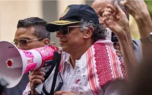 أمريكا تطرد رئيس جمهورية كولومبيا بسبب خروجه إلى الشارع للتظاهر