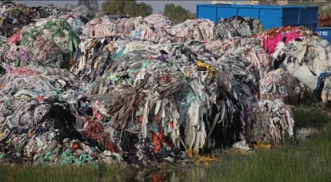 المغرب يُغرق إسبانيا في النفايات … والحرس المدني يفضح مكبّاً سرياً جديداً بمضيق جبل طارق