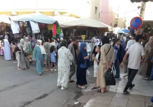 الناظور تتحول إلى “مدينة الخيام” :    الشوارع المؤدية إلى سوق ولاد ميمون تحت سيطرة الباعة وسط شبهات فساد سياسي وانتخابي