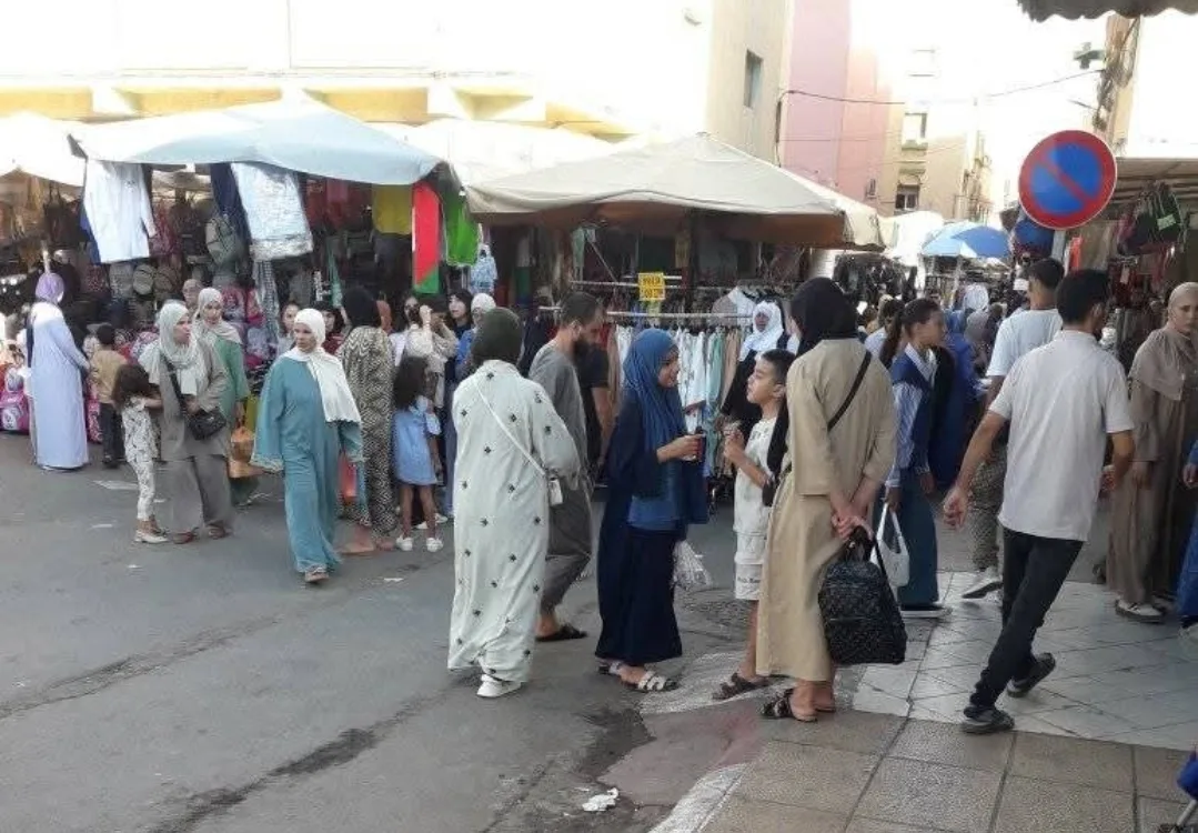 الناظور تتحول إلى “مدينة الخيام” :    الشوارع المؤدية إلى سوق ولاد ميمون تحت سيطرة الباعة وسط شبهات فساد سياسي وانتخابي