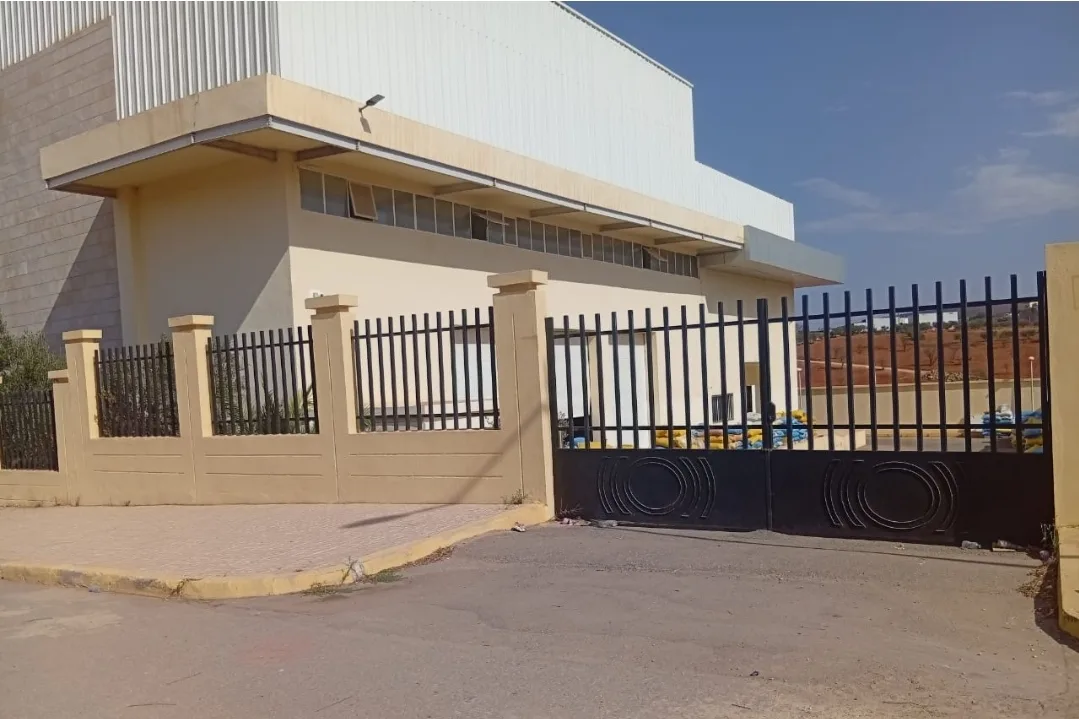 الحسيمة :     طرد ثلاثة عمال بمنصة اللوجستيك والبيع بأيت قمرة يثير جدلاً