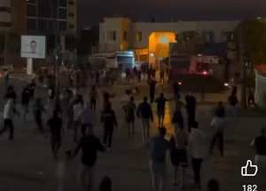 فيديو :    سيارة من قوات التدخل السريع تدهس مجموعة من شباب ( جيل Z ) المحتجين وسط وجدة
