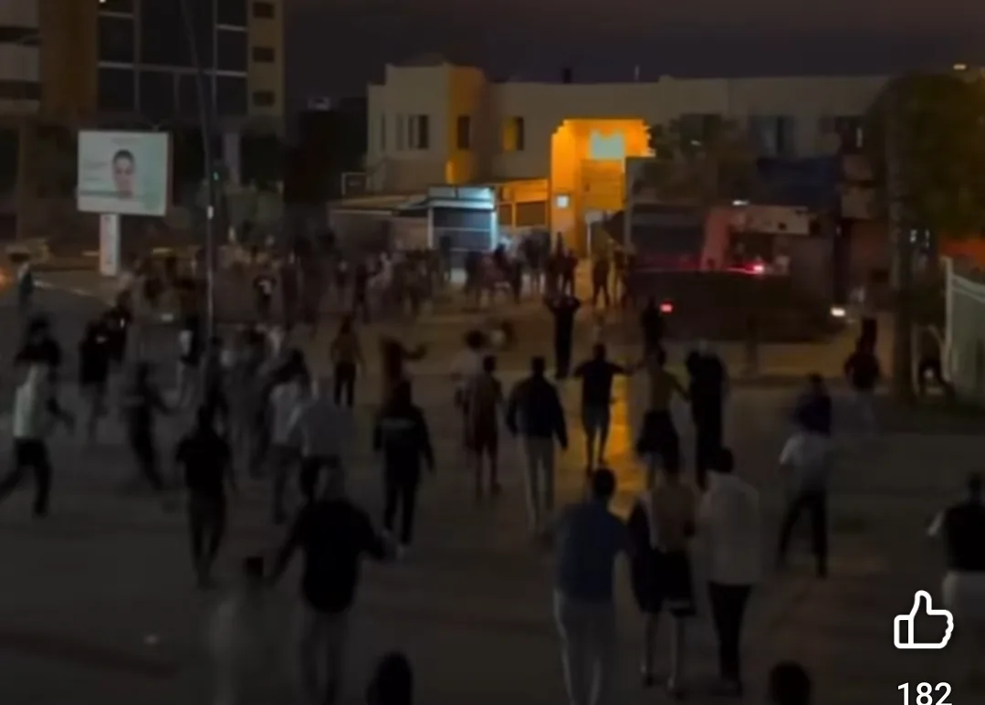 فيديو :    سيارة من قوات التدخل السريع تدهس مجموعة من شباب ( جيل Z ) المحتجين وسط وجدة