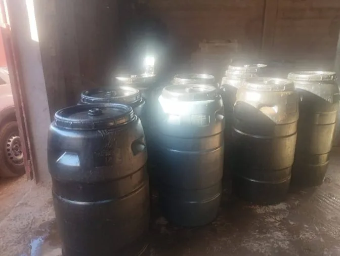 الدرك الملكي يحبط مصنعًا سريًا للزيت المغشوش بالفقيه بن صالح ويوقف المتورطين