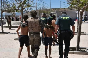 إسبانيا تبدأ توزيع القاصرين المهاجرين من سبتة المحتلة على أقاليمها