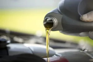 تحقيقات جمركية تكشف تسلل زيوت محركات مشبوهة من إسبانيا إلى السوق المغربية