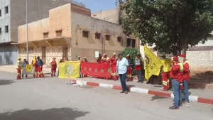 بني درار عمالة وجدة أنجاد … عمال النظافة بلا أجور منذ ثلاثة أشهر والغضب ينفجر أمام مقر الجماعة