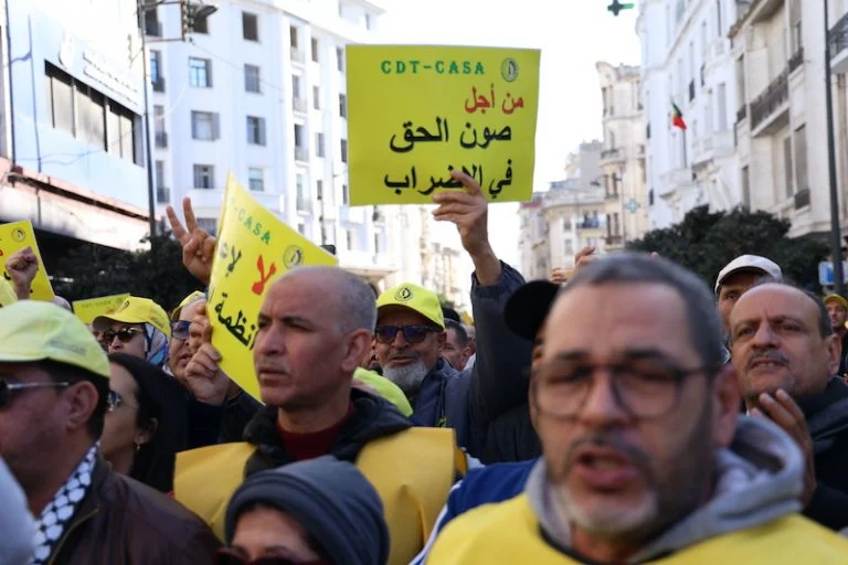 قانون الإضراب الجديد يدخل حيز التنفيذ وسط تمسك النقابات بالاحتجاج ومواصلة الحركات الشعبية