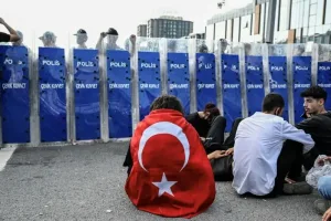 توقيف رئيس بلدية بيرم باشا و47 مسؤولا بتهم فساد في إسطنبول