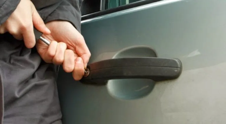 توقيف مشتبه به في سرقة سيارة واسترجاع مبلغ 54 ألف درهم بالعيون