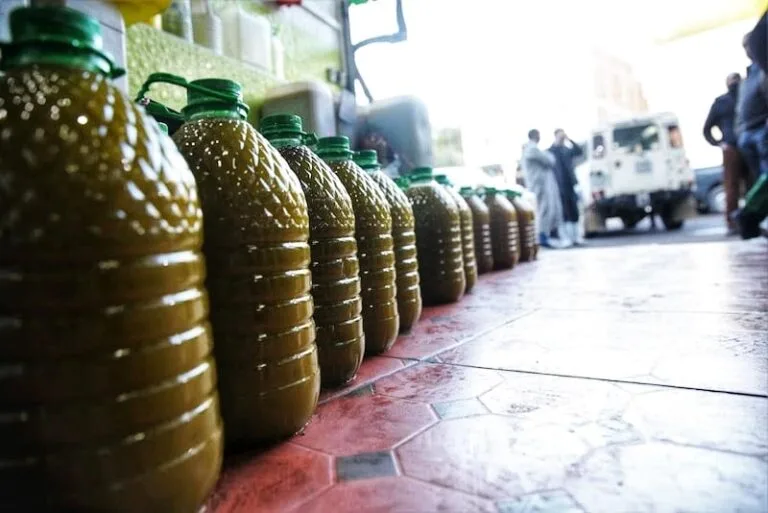 السلطات تحجز وتدمر 270 لتراً من زيت الزيتون المغشوش بمارتيل