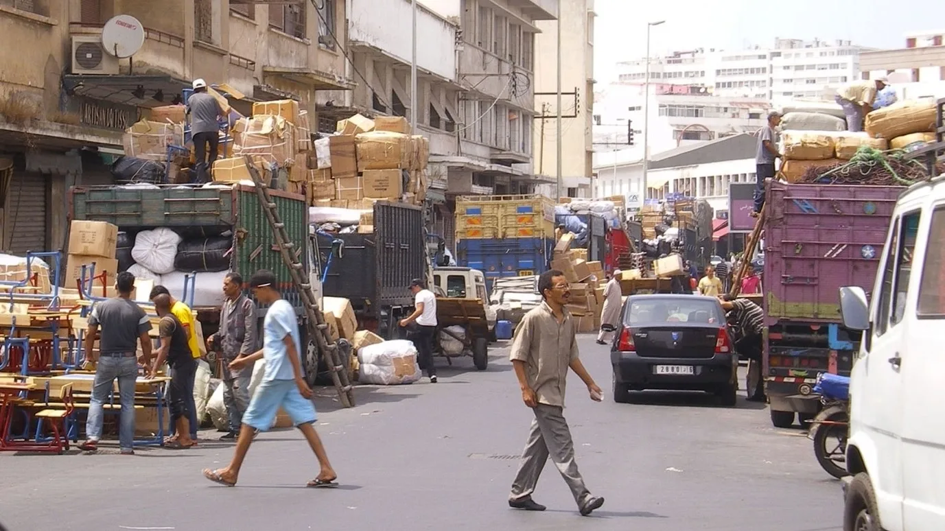 أزمة احتجاز الحقائب المدرسية بميناء الدار البيضاء تتفاقم وتكبد التجار خسائر فادحة