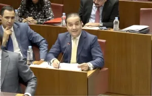 شوكي يتهم المعارضة بـ”التضليل الشعبوي” خلال مناقشة قانون المالية 2026