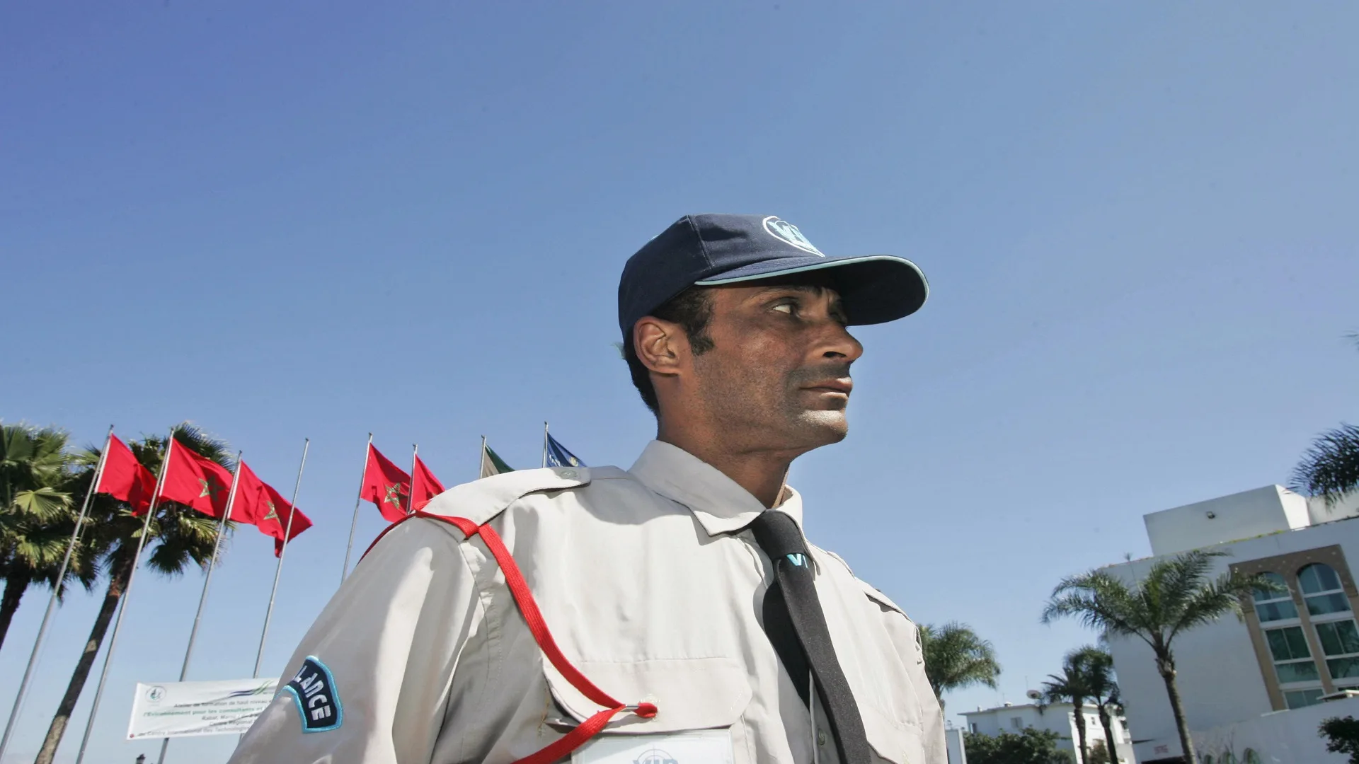 نقابة حراس الأمن: لا نحرس فقط.. نحن نوجه المرضى ونعاني في صمت