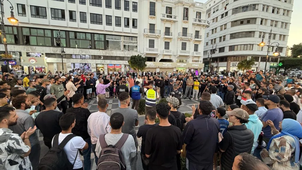 حراك “GenZ” يشعل ساحة سور المعكازين بطنجة بشعارات حادة