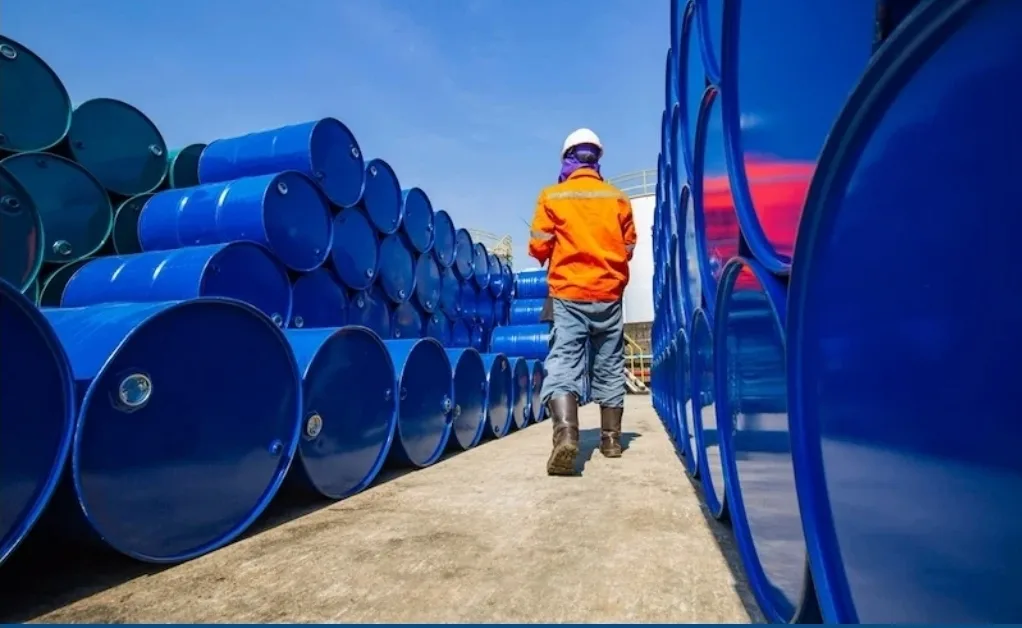 توقعات بانخفاض أسعار النفط إلى 50 دولاراً للبرميل مع فائض محتمل في العرض