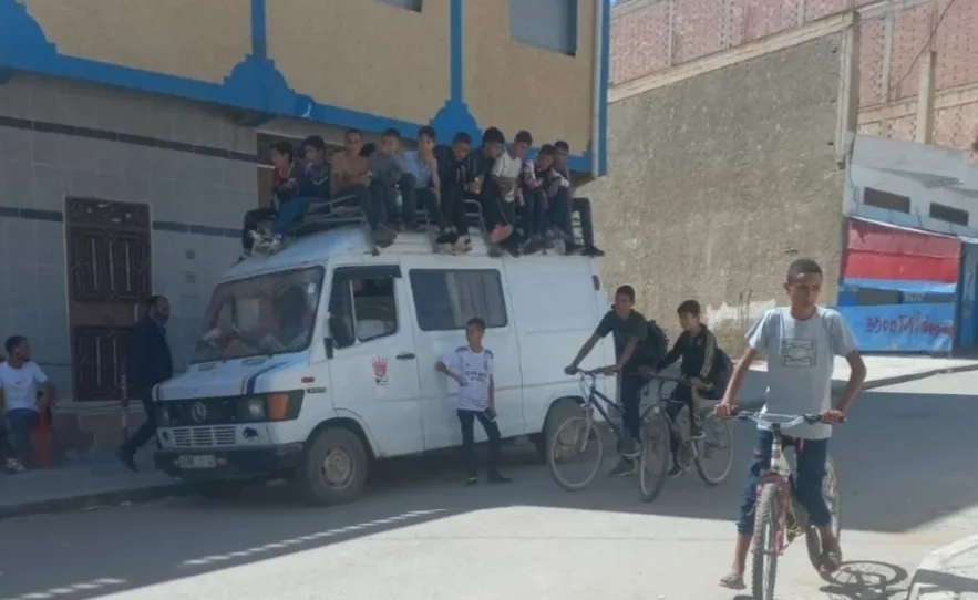 الحسبمة :   فضيحة بجماعة أربعاء تاوريرت .. تلاميذ فوق أسطح “ميرسيدس 207” والرئيس يهدد المعارضة بسبب تسريب معطيات إلى كواليس الريف