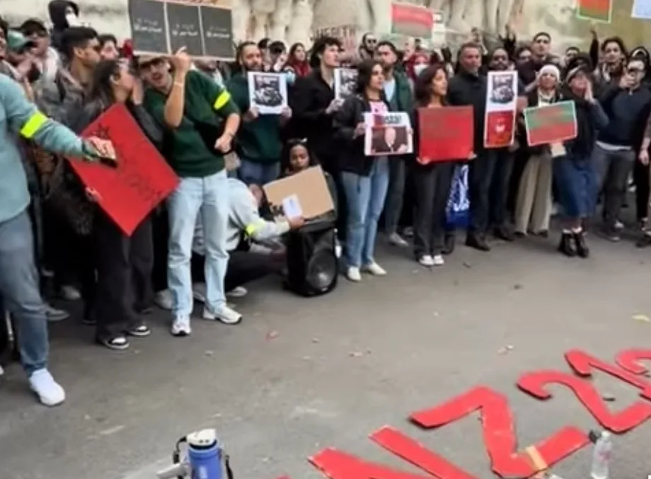 فيديو  :      آلاف الشباب المغاربة بفرنسا يحتجون على أوضاع قطاعي الصحة والتعليم بالمغرب ويطالبون بإسقاط الفساد وأخنوش