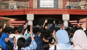 آيت عتاب – أزيلال  :   تلاميذ ثانوية القاضي عياض في مسيرة غضب بعد حادث مقتل تلميذة أمام المؤسسة