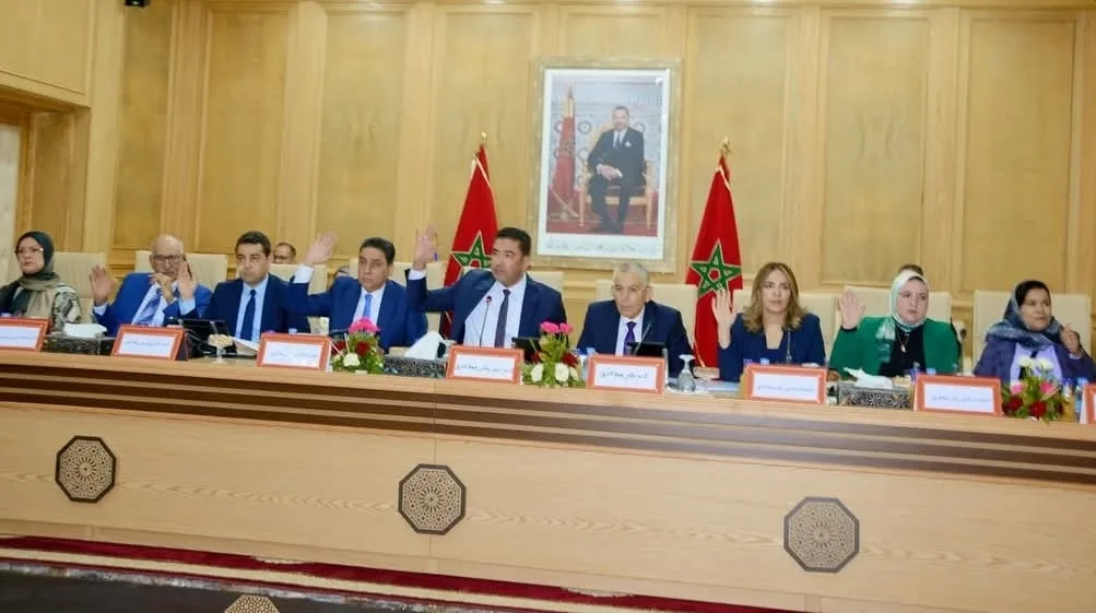 في دورة مجلس جهة الشرق … المصادقة على 80 نقطة كواجهة و”صفر أثر” في الميدان !