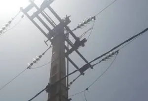 اتروكوت – إقليم الدريوش :     انقطاع شامل للتيار الكهربائي بعد حادث خطير أثناء أشغال بناء ملعب القرب