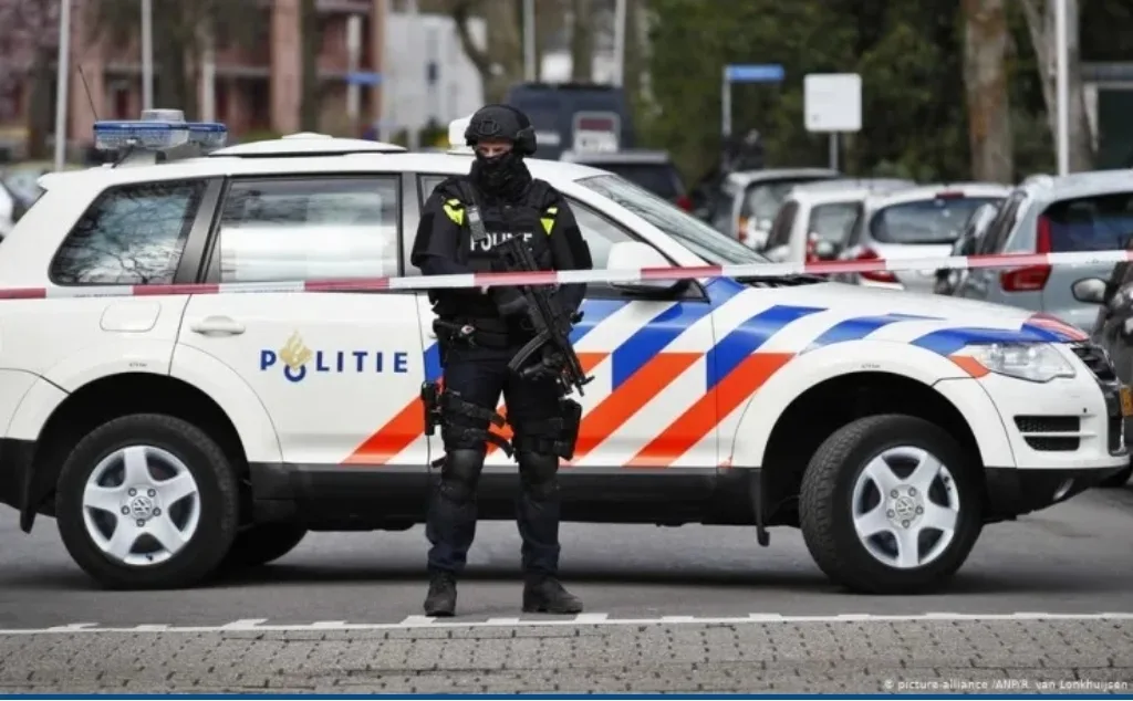 مأساة تهز تيرنوزن الهولندية … امرأة وطفلها يُعثر عليهما مقتولين في منزلهما