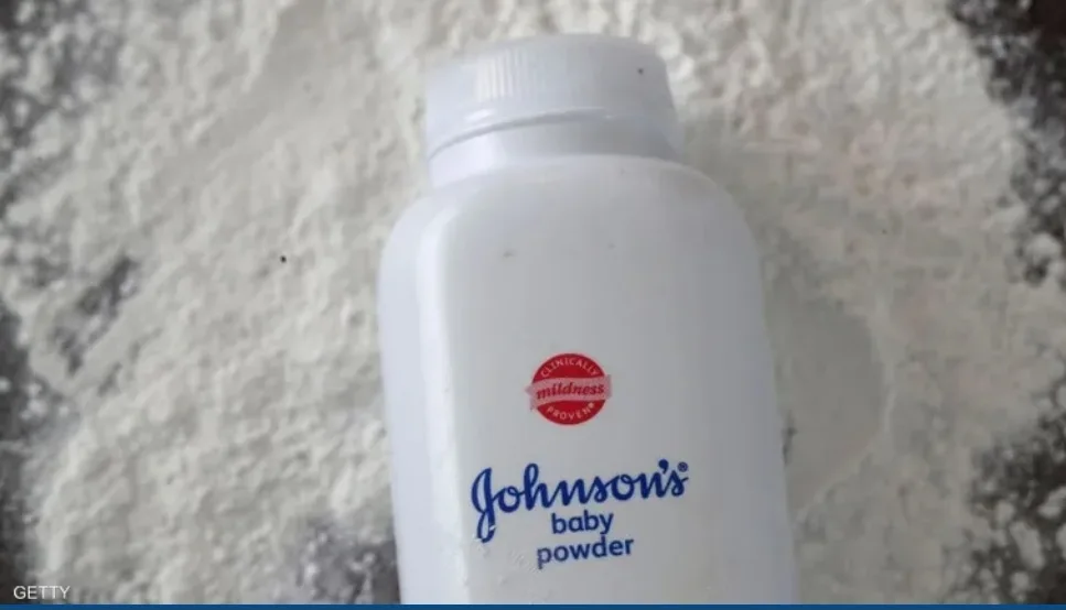 شركة “جونسون آند جونسون” مدانة بدفع 966 مليون دولار لعائلة سيدة توفيت بسبب بودرة الأطفال