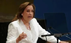أزمة سياسية غير مسبوقة في البيرو … البرلمان يصوّت بالإجماع على عزل الرئيسة دينا بولوارتي بسبب ساعات رولكس ومضاعفة تعويضاتها