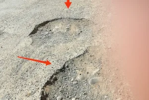 سكان حي الوحدة بوجدة يطالبون بتحرك عاجل للجهات المسؤولة بسبب تدهور الحالة الطرقية