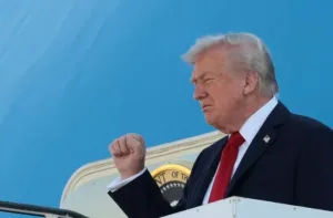 ترامب يهبط في تل أبيب معلنًا :   “الحرب انتهت !”