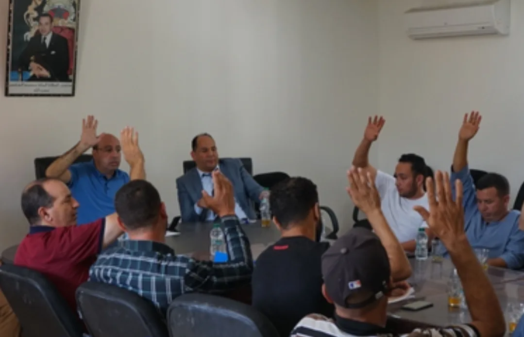 الحسيمة :     اتهامات بعدم أهلية رئيس جماعة أربعاء تاوريرت لتدبير شؤون المجلس