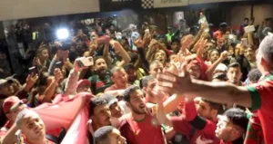 المنتخب المغربي ملك للجميع :     استقبال باهت لأبطال العالم يشعل غضب الجماهير بمطار محمد الخامس