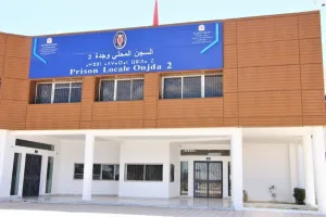 وجدة :    سجين يلفّ عنقه بقماش ويضع حدًّا لحياته بالسجن المحلي !