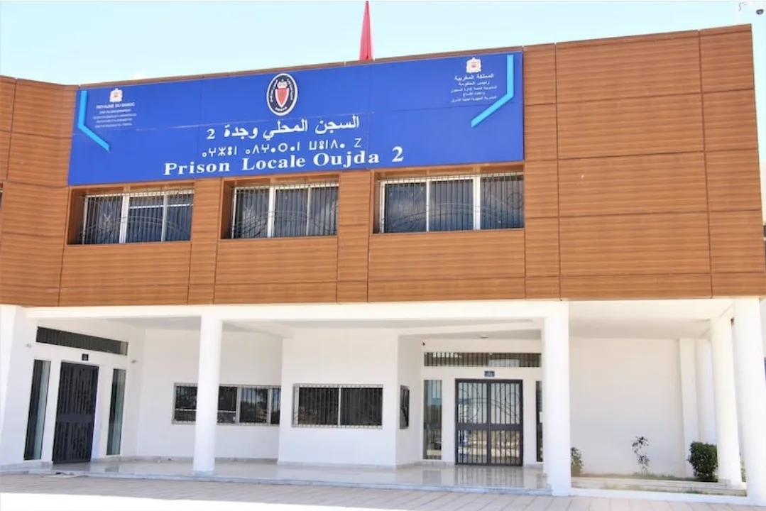 وجدة :    سجين يلفّ عنقه بقماش ويضع حدًّا لحياته بالسجن المحلي !