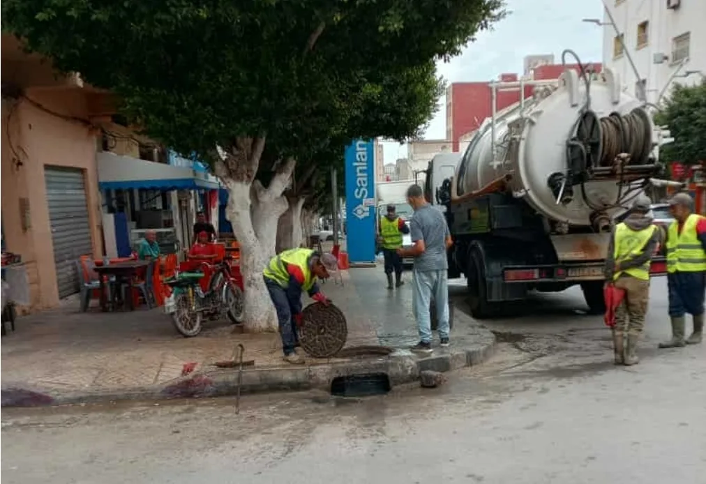 أزغنغان :     عمليات تنظيف بالوعات الصرف الصحي ومجاري مياه الأمطار استعداداً لموسم التساقطات