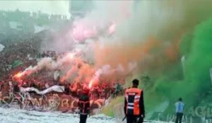 تعادل بطعم الخيبة في ديربي البيضاء … لا غالب ولا مغلوب بين الوداد والرجاء والمباراة توقفت 25 دقيقة بسبب الجماهير !