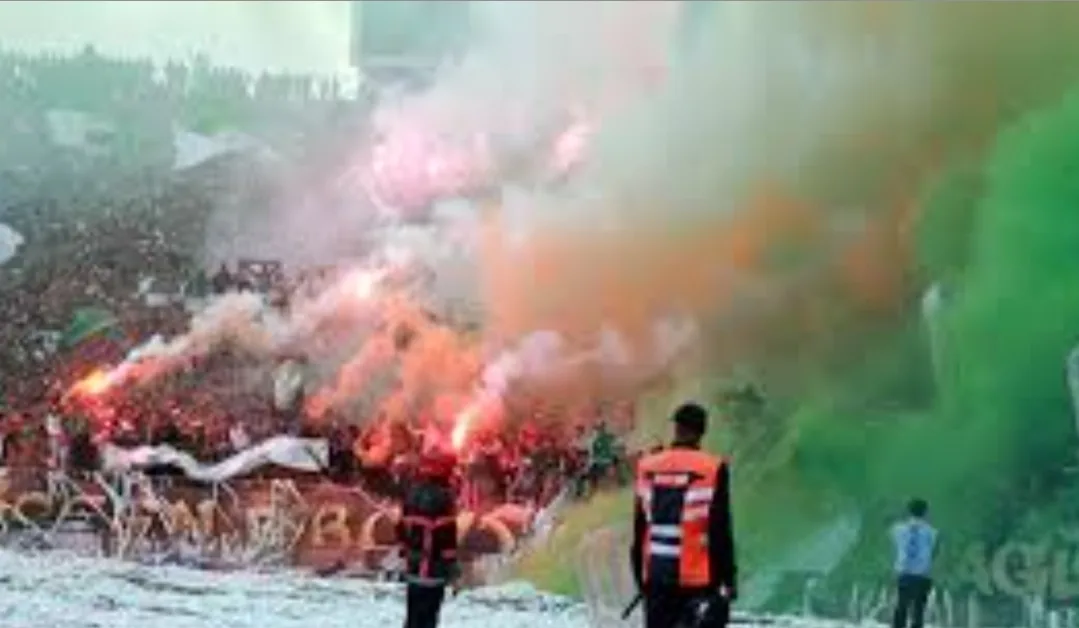 تعادل بطعم الخيبة في ديربي البيضاء … لا غالب ولا مغلوب بين الوداد والرجاء والمباراة توقفت 25 دقيقة بسبب الجماهير !