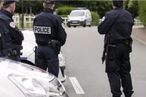 إعتقال شرطيين فرنسيين إغتصابا أم شابة خلال توقيفها