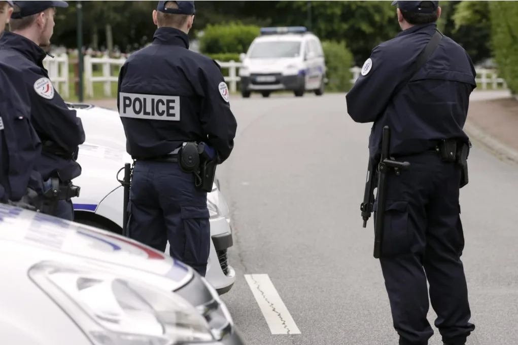 إعتقال شرطيين فرنسيين إغتصابا أم شابة خلال توقيفها