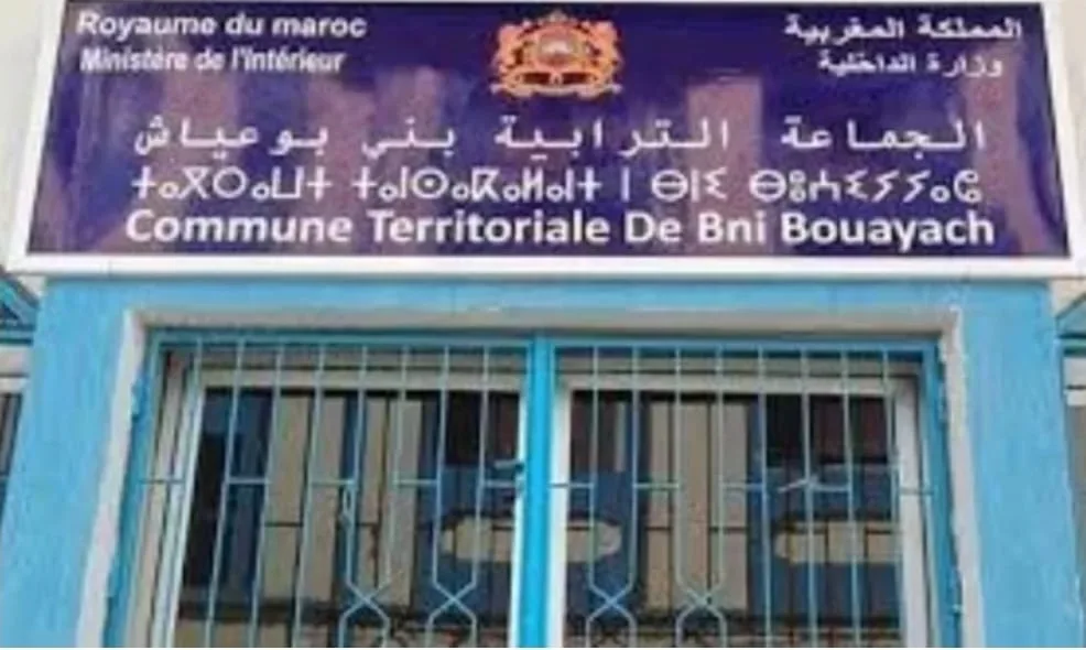 في ظل عدم تفعيل عامل الحسيمة لسلطته … استمرار فوضى استغلال سيارات الجماعة ببني بوعياش رغم المذكرات الوزارية !