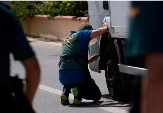 حارس الحدود الذي خان البوابة: “الحرس المدني” الذي سهّل تهريب نصف طن من الحشيش من سبتة المحتلة إلى الجزيرة الخضراء