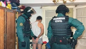 تفكيك شبكة تستغل عمّالاً مغاربة في حقول إسبانيا.. بينهم قاصرون يعيشون في ظروف مهينة