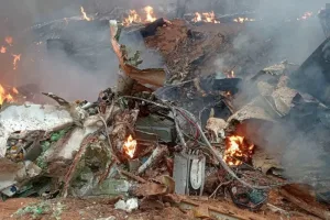 مأساة في كينيا بعد تحطم طائرة تقل 12 شخصًا قرب الساحل