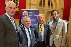 ابتكار مغربي يتألق في باريس.. يوسف العزوزي يحصد ثلاث جوائز رفيعة عن “دعامة تعديل تدفق الدم”