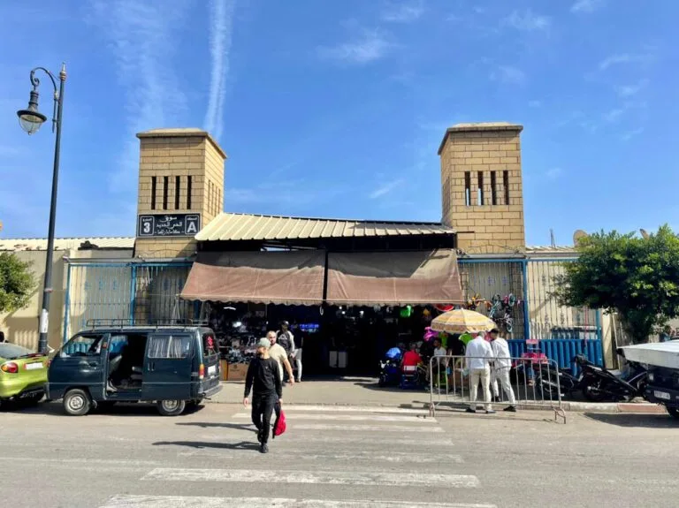 كاميرات غامضة تُزرع ليلاً في سوق كاساباراطا بطنجة تثير قلق التجار