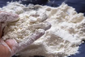 دعوات لفتح تحقيق رسمي بعد تصريحات حول “طحن الورق وتقديمه كدقيق مدعم” بالمغرب