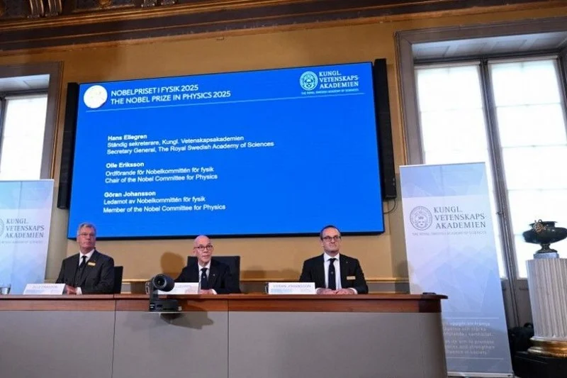ثلاثة علماء يكتشفون أسرار فيزياء الكم ويحصدون جائزة نوبل 2025