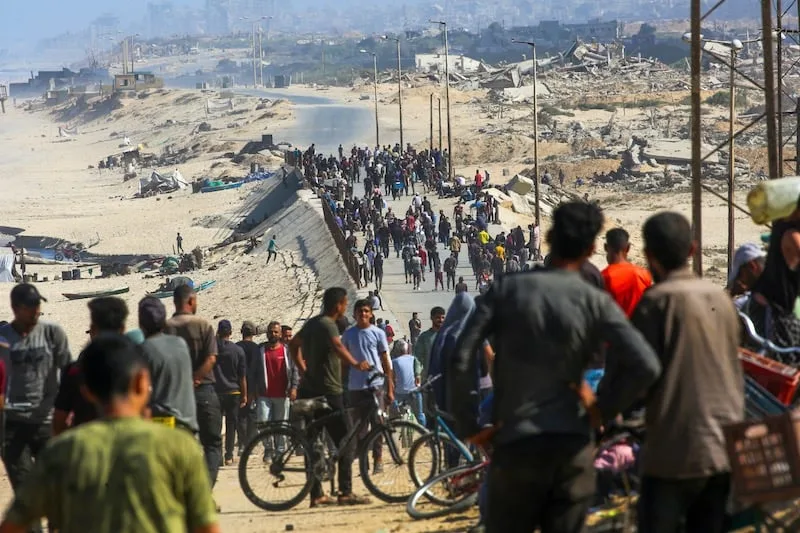 آلاف الفلسطينيين يتحركون نحو شمال غزة عقب إعلان وقف إطلاق النار